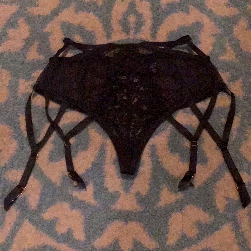 VICTORIA’S SECRET High Waisted Garter&Cage Thong🖤